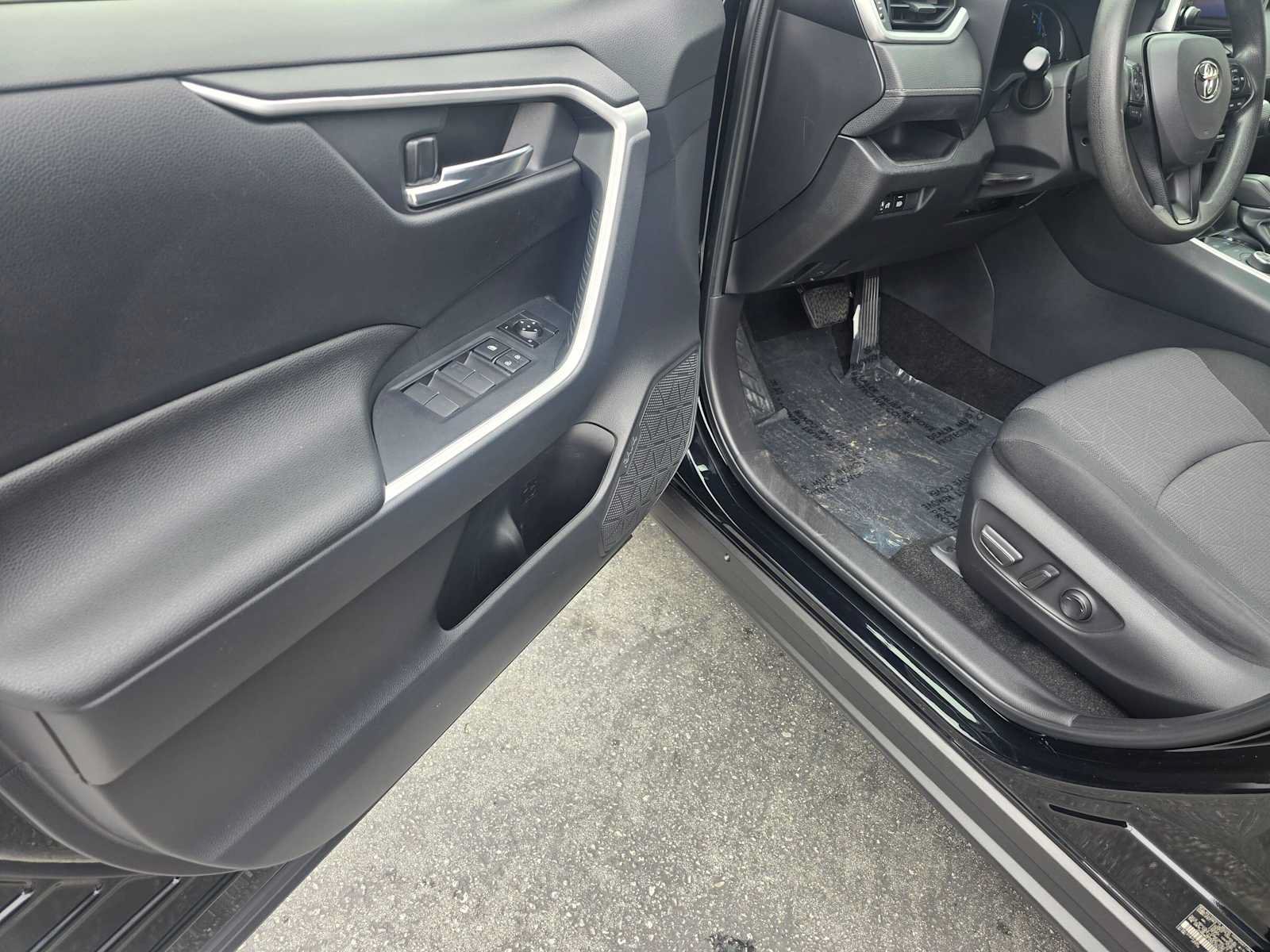 Used 2024 Toyota RAV4 XLE AWD/4WD image 21