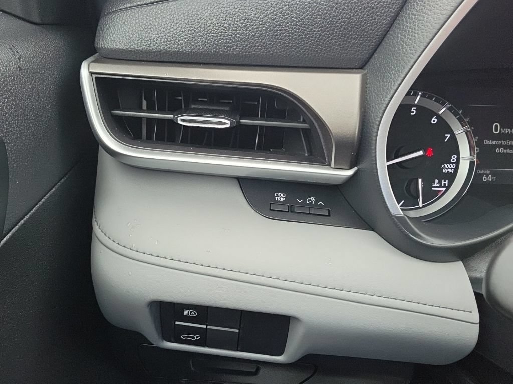 Used 2020 Toyota Highlander XLE AWD/4WD image 10