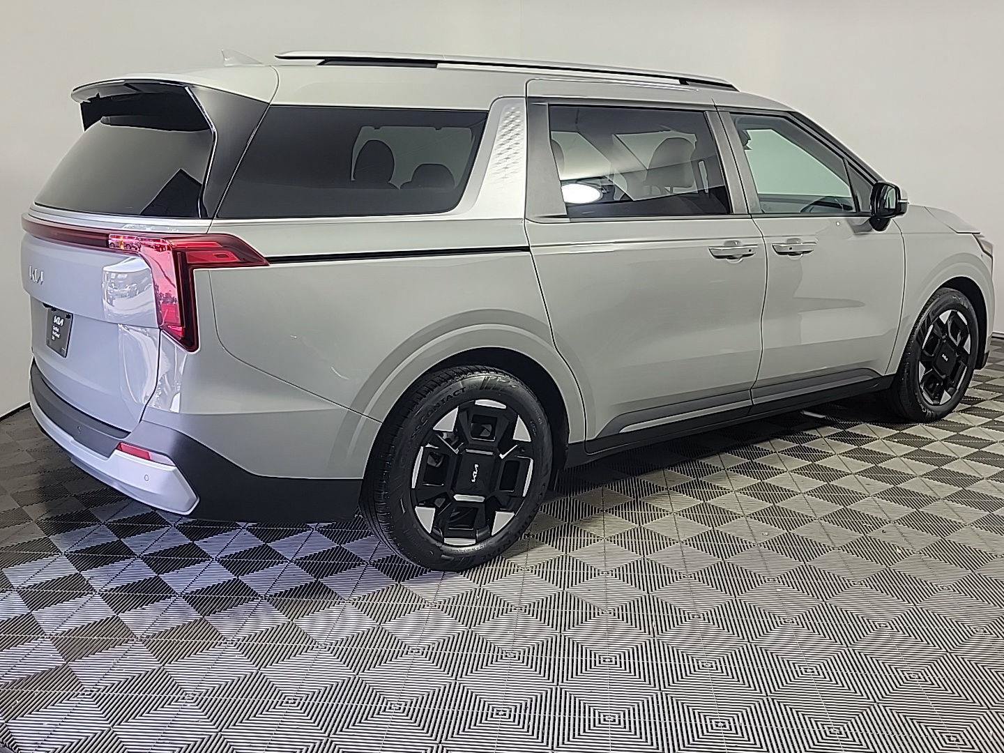 Used 2026 Kia Carnival EX FWD image 4