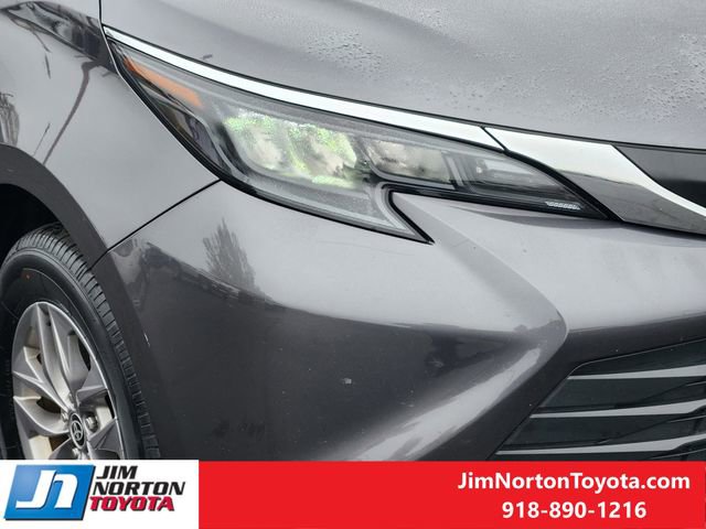Used 2025 Toyota Sienna XLE image 9