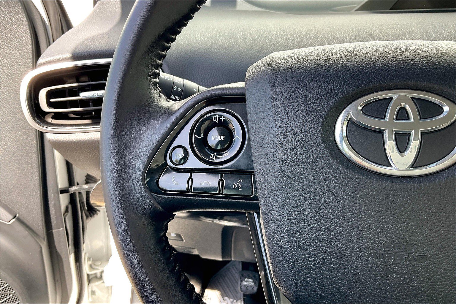Used 2022 Toyota Prius AWD image 23