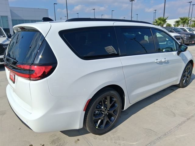 New 2026 Chrysler Pacifica Select w/ S Appearance Package image 7