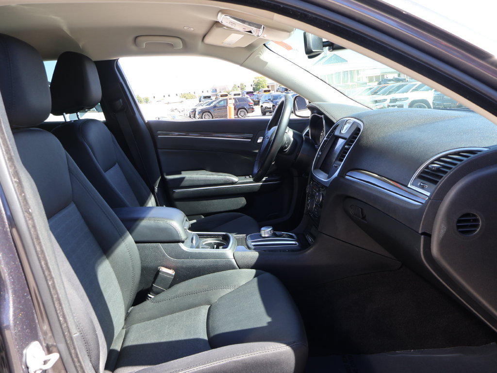 Used 2019 Chrysler 300 Touring w/ Driver Convenience Group RWD image 8