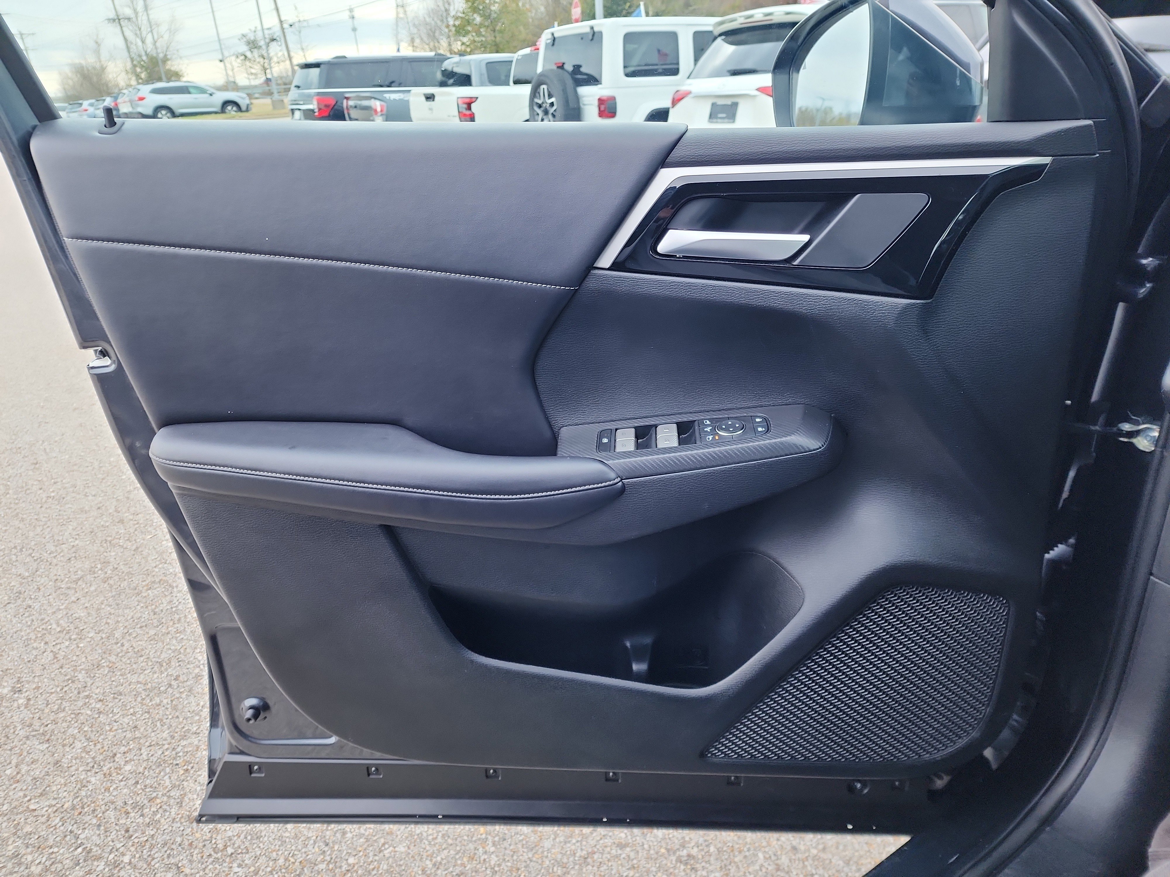 Used 2024 Mitsubishi Outlander SE image 17