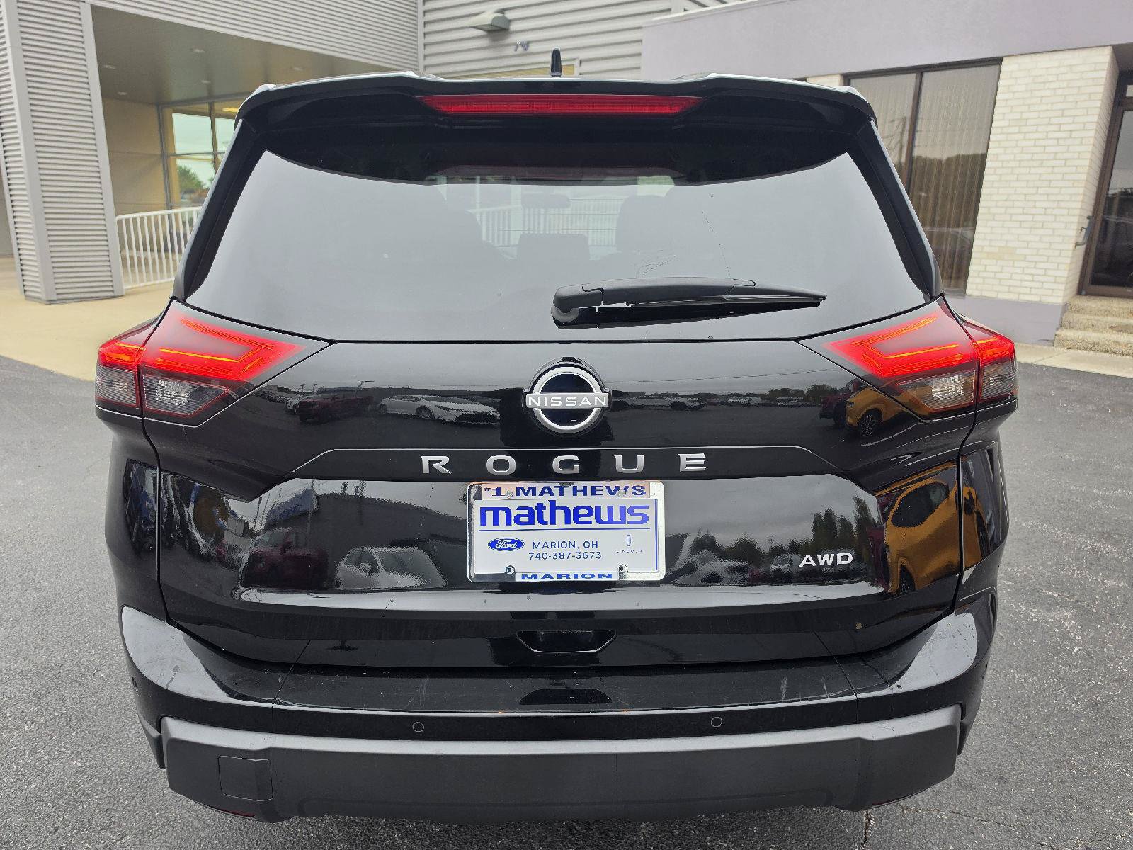 Used 2025 Nissan Rogue SV AWD/4WD image 3