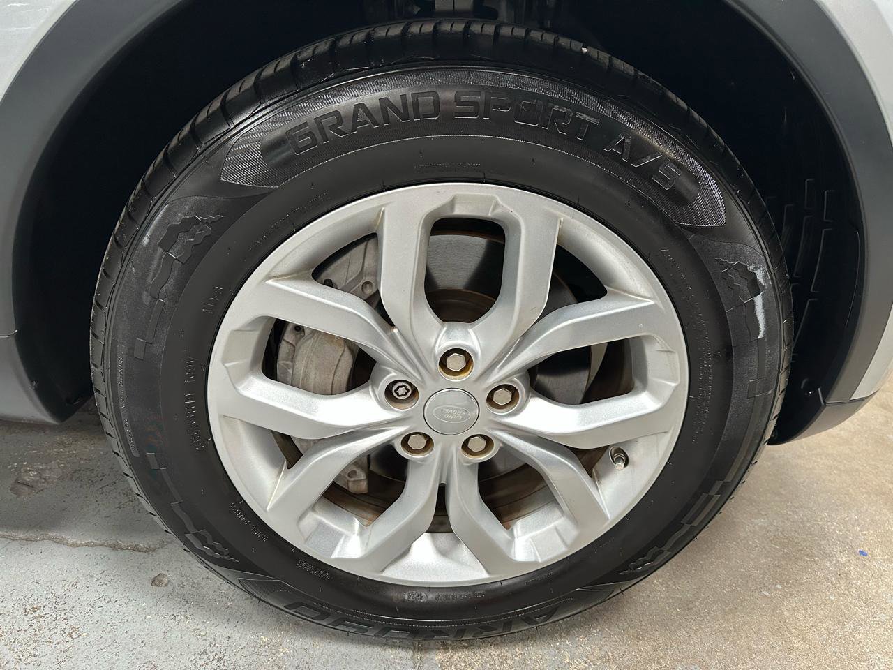Used 2018 Land Rover Discovery SE AWD/4WD image 23