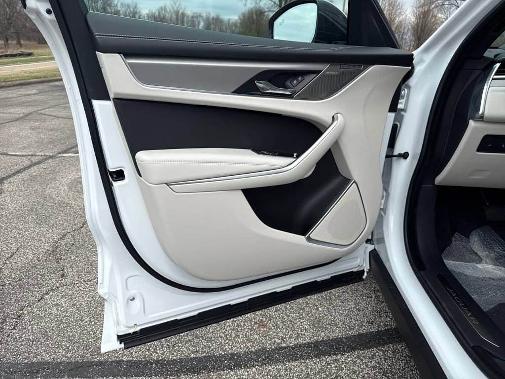 New 2026 Jaguar F-PACE R-Dynamic S image 11