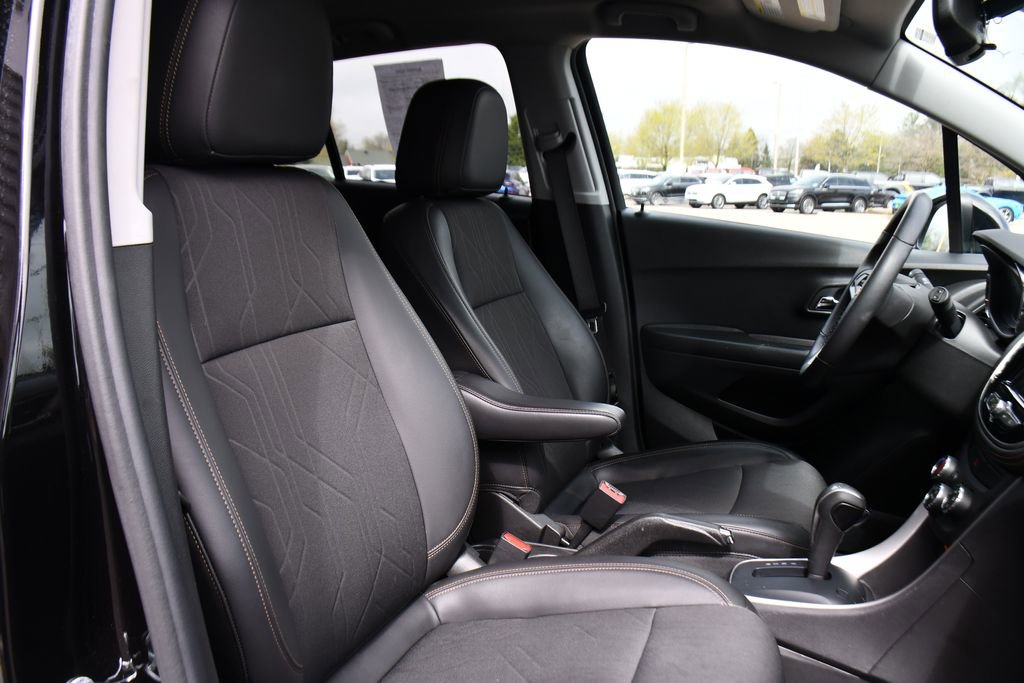 Used 2022 Chevrolet Trax LT w/ LT Convenience Package AWD/4WD image 16