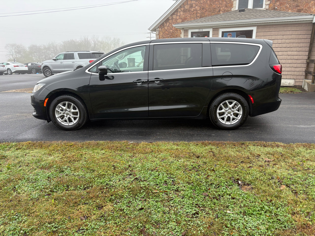 Used 2022 Chrysler Voyager LX image 2