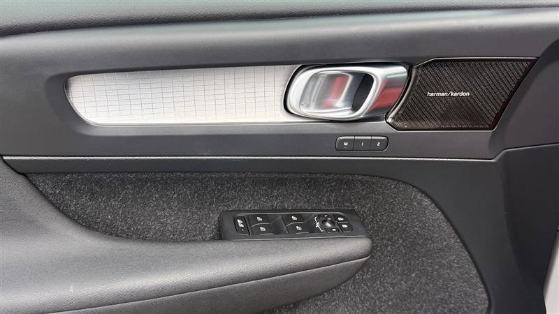Used 2019 Volvo XC40 T5 Momentum image 13