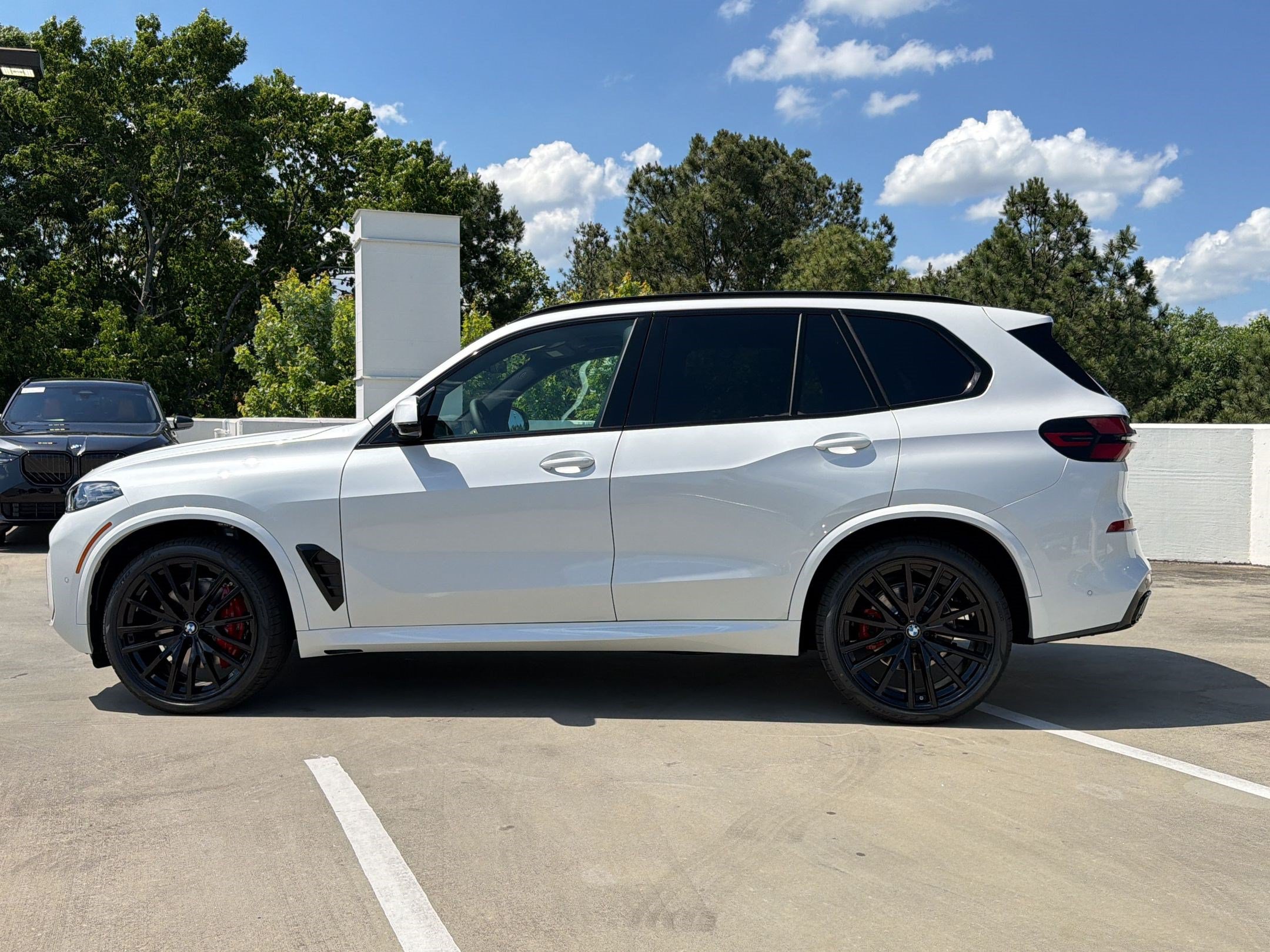 New 2026 BMW X5 xDrive40i w/ M Sport Package AWD/4WD image 2