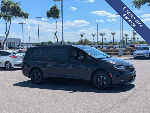 Used 2025 Chrysler Pacifica Premium FWD image 9