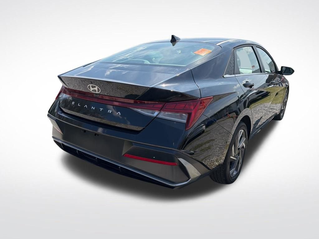 Used 2025 Hyundai Elantra SEL image 18