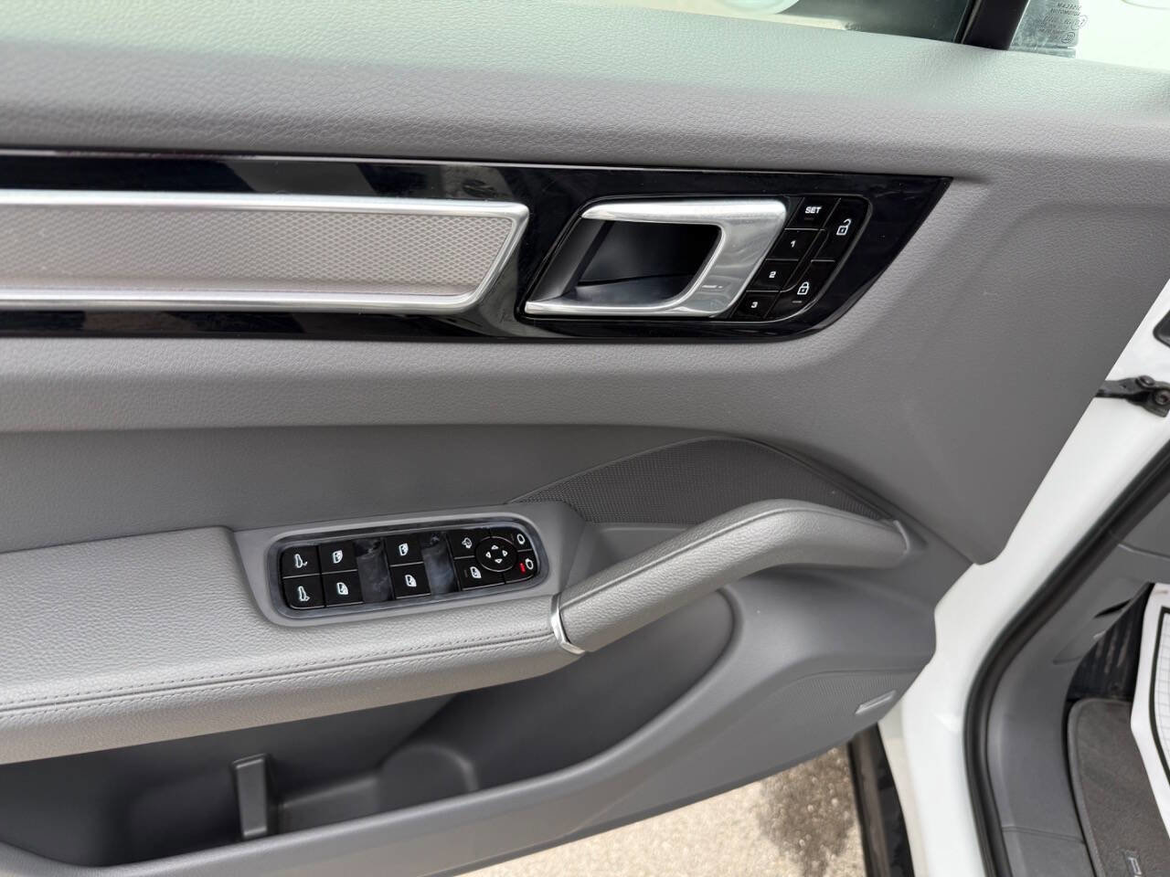Used 2020 Porsche Cayenne AWD/4WD image 17