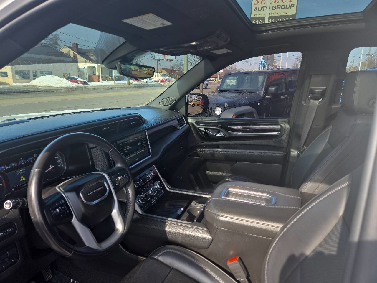 Used 2021 GMC Yukon Denali w/ Denali Premium Package image 9