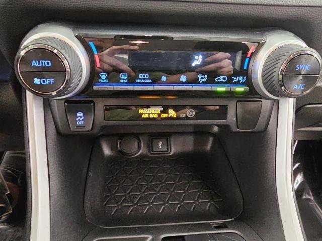 Used 2021 Toyota RAV4 LE AWD/4WD image 17
