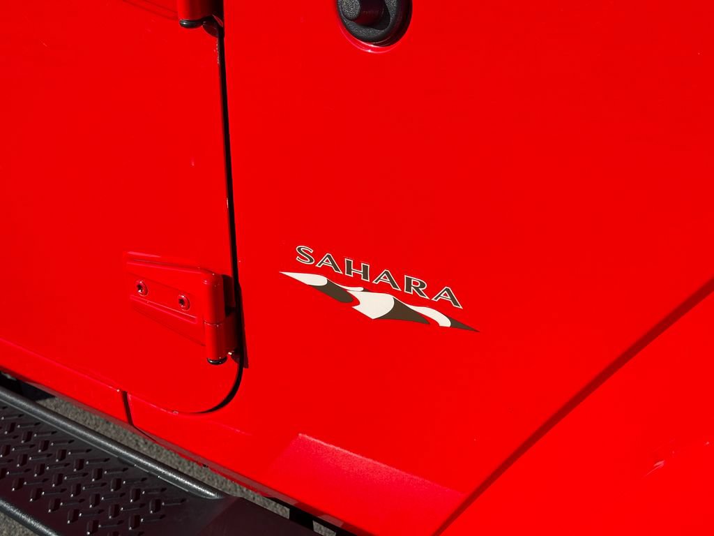 Used 2018 Jeep Wrangler Unlimited Sahara w/ Max Tow Package AWD/4WD image 16