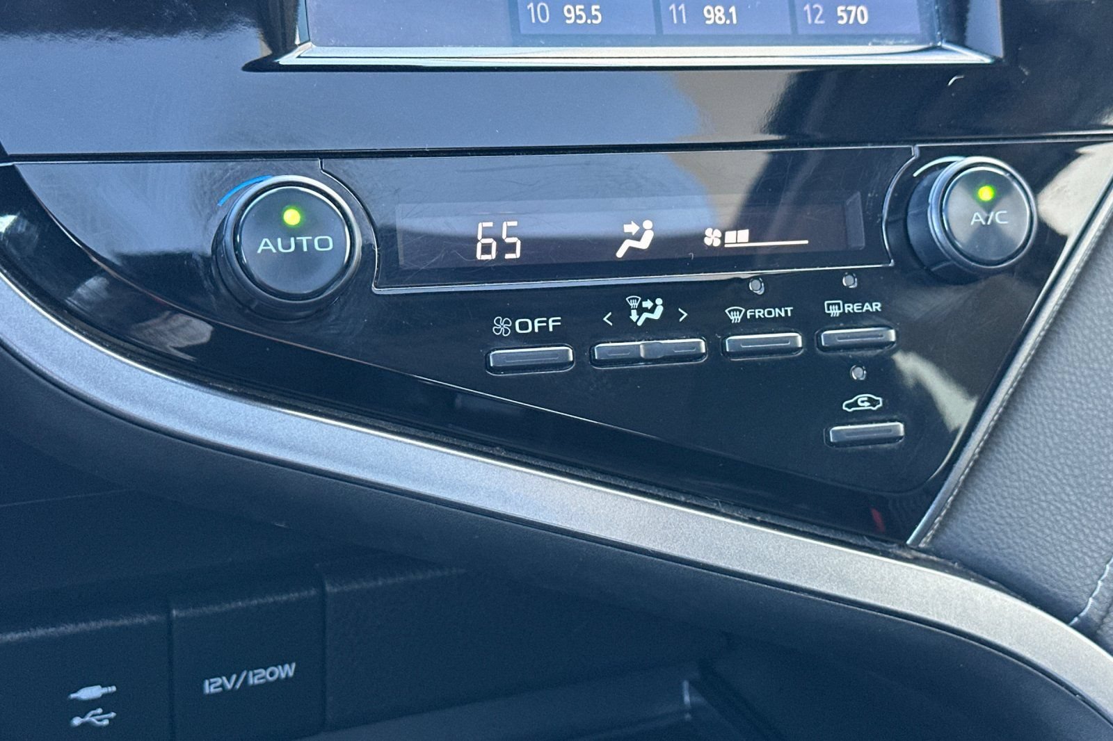 Used 2019 Toyota Camry SE FWD image 26