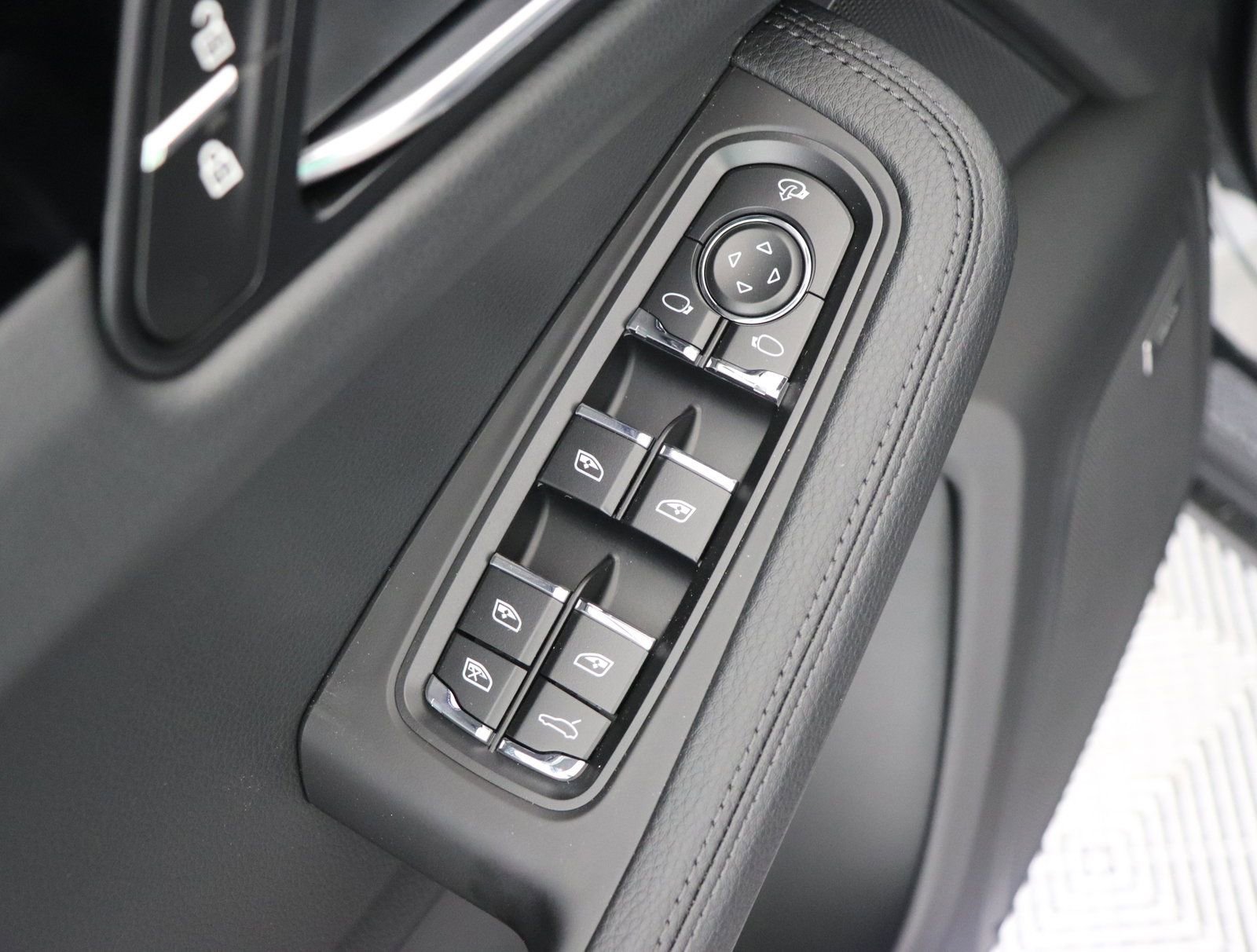 Certified 2025 Porsche Macan AWD/4WD image 29