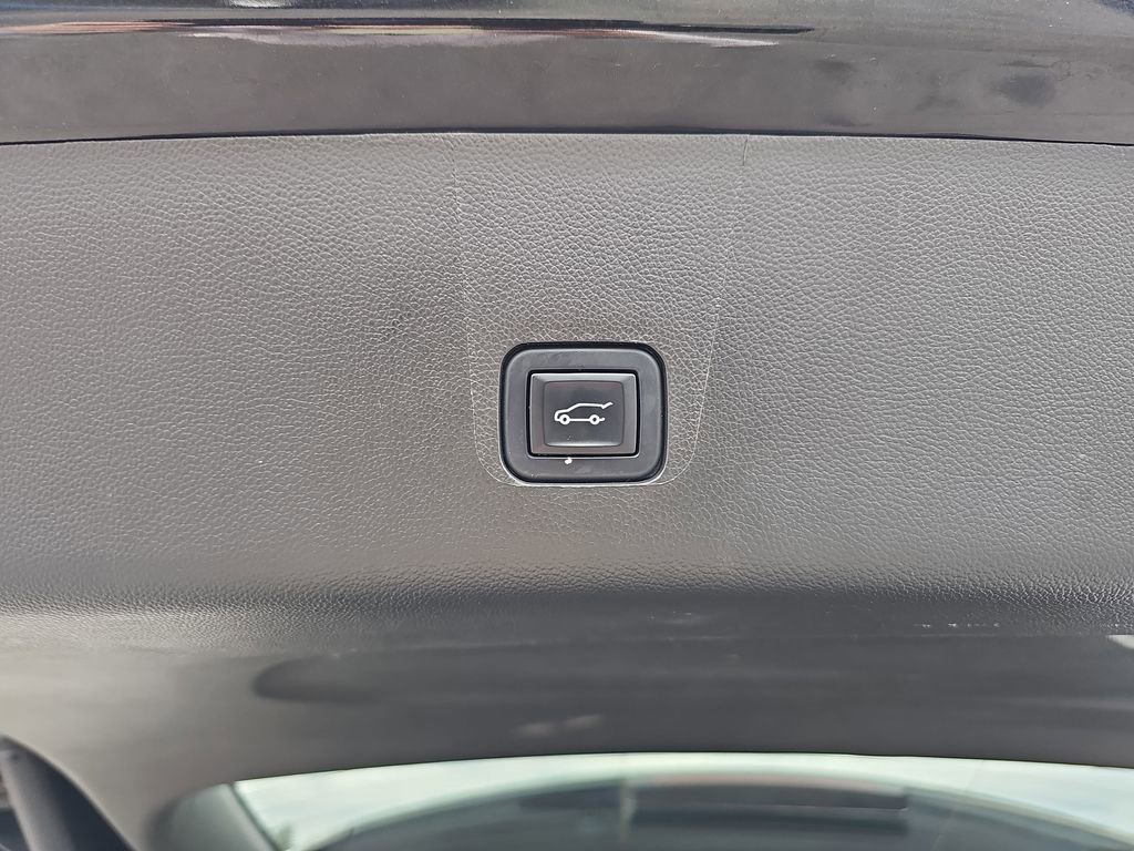 Used 2023 Chevrolet Traverse LT FWD image 19