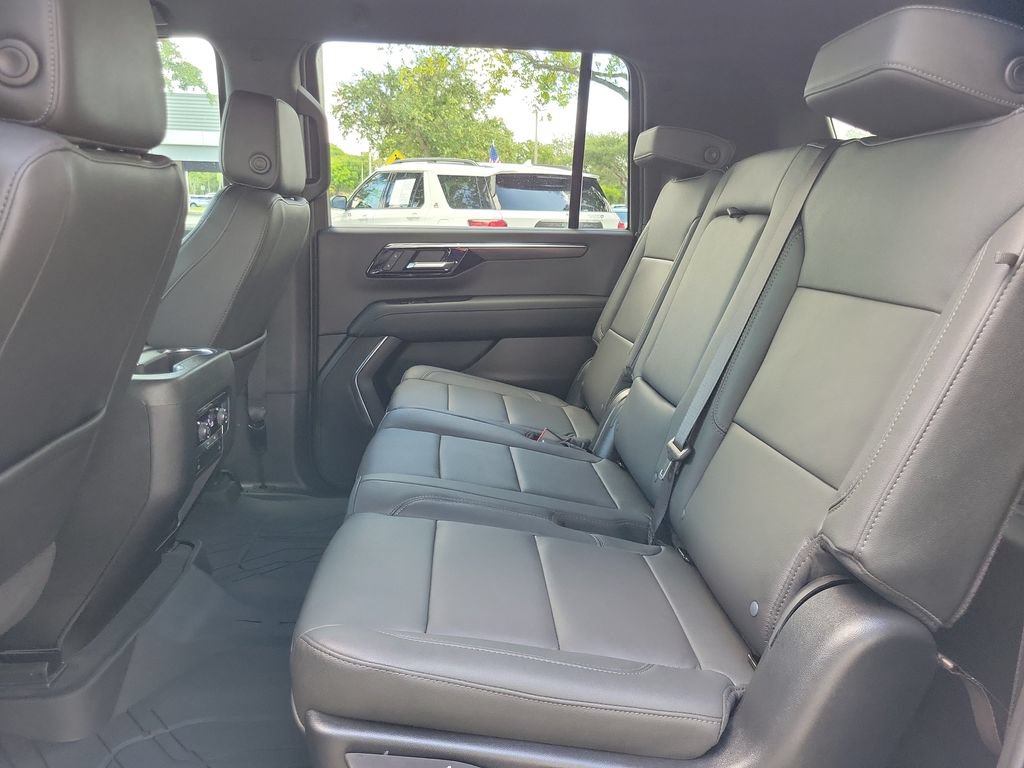 Used 2026 Chevrolet Suburban LT RWD image 8