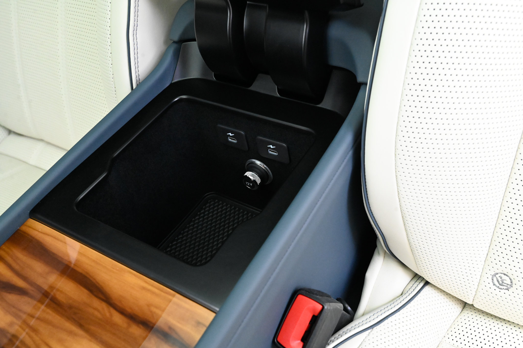 Used 2023 Bentley Bentayga AWD/4WD image 43