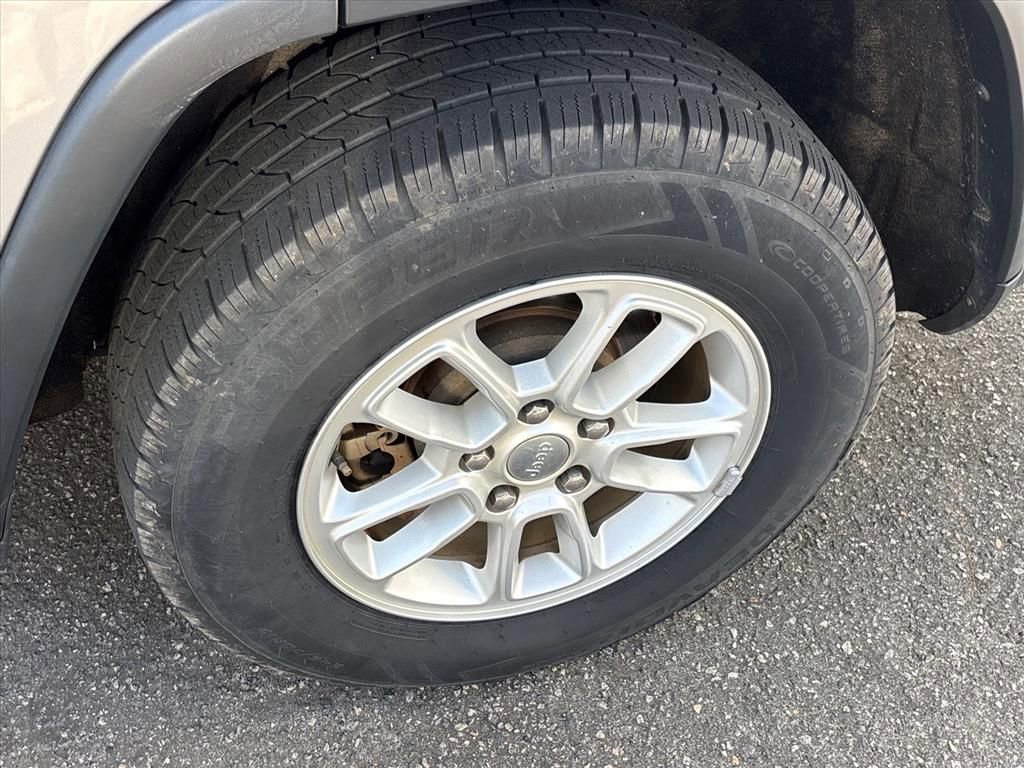 Used 2018 Jeep Grand Cherokee Laredo image 15