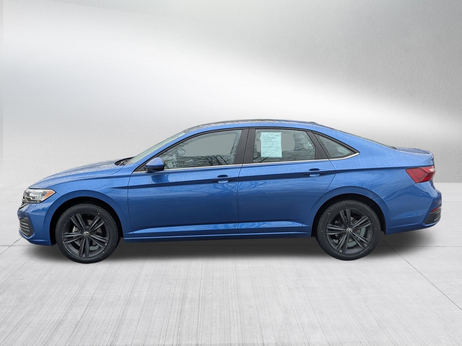 Certified 2022 Volkswagen Jetta SE w/ Panoramic Sunroof Package image 4