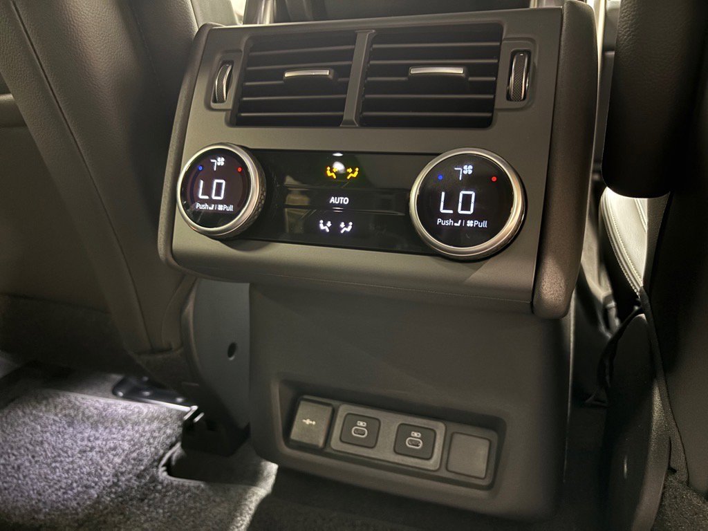 Used 2025 Land Rover Discovery S image 36