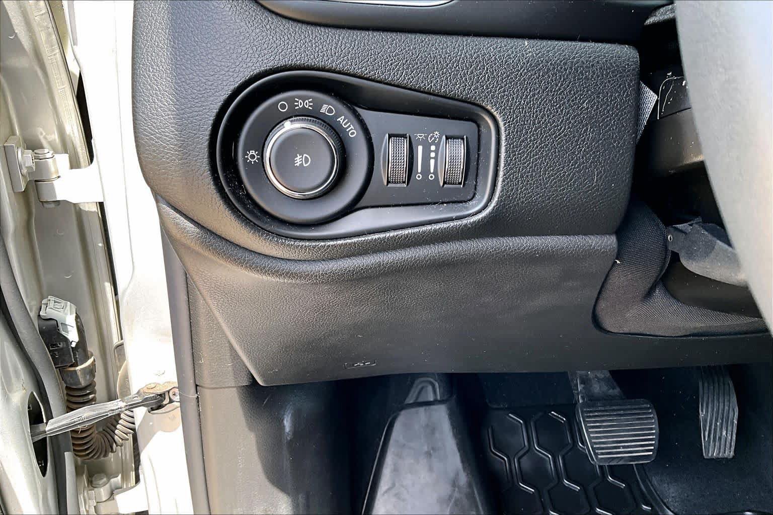 Used 2018 Jeep Renegade Latitude FWD image 32