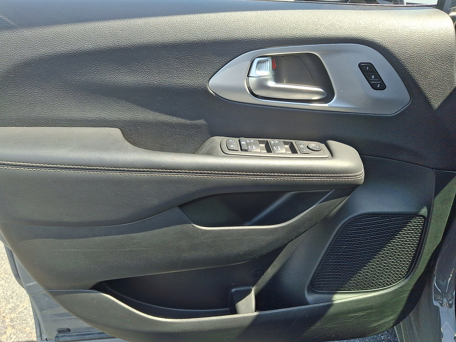 Used 2025 Chrysler Pacifica Limited FWD image 14
