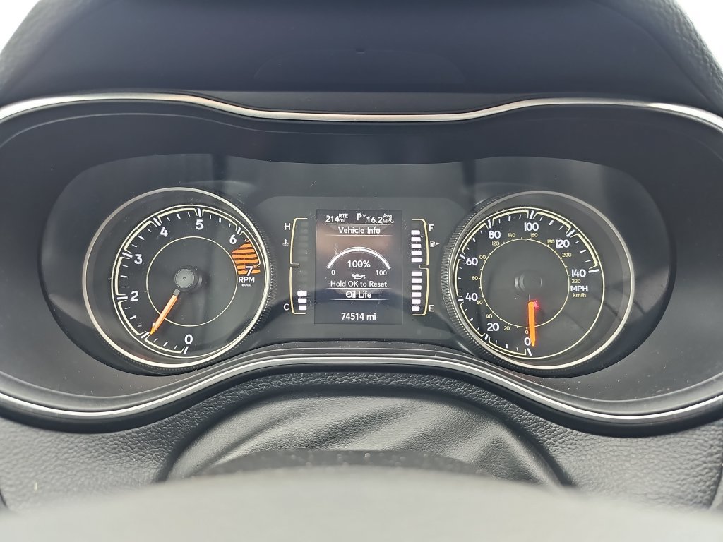 Used 2019 Jeep Cherokee Latitude Plus w/ Comfort/Convenience Group FWD image 19
