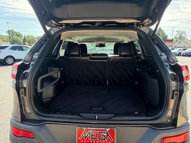 Used 2018 Jeep Cherokee Trailhawk AWD/4WD image 13
