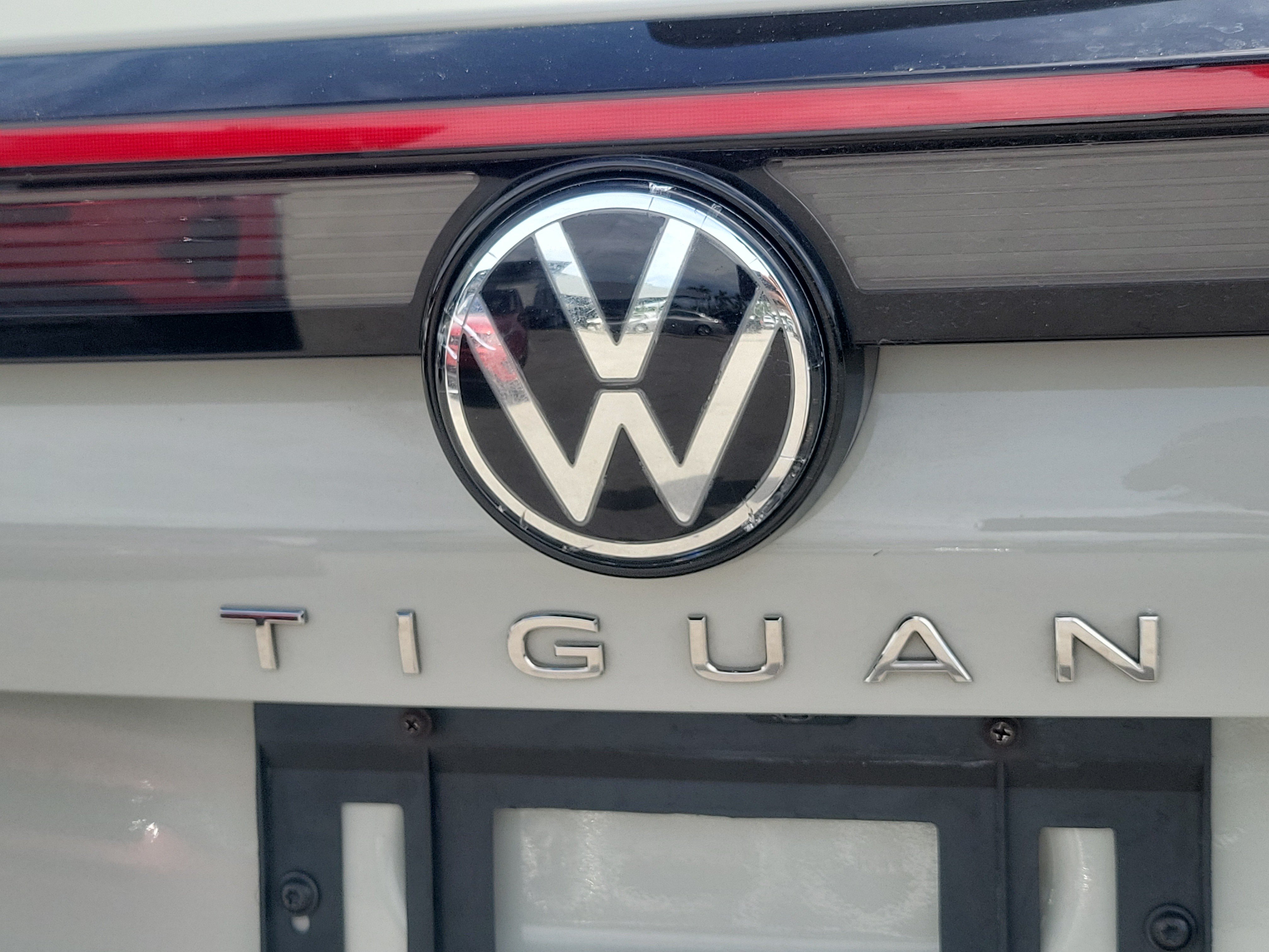 Used 2025 Volkswagen Tiguan SEL R-Line AWD/4WD image 32