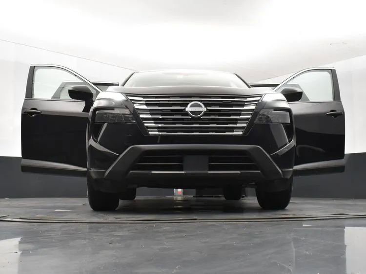 Used 2024 Nissan Rogue SV image 11