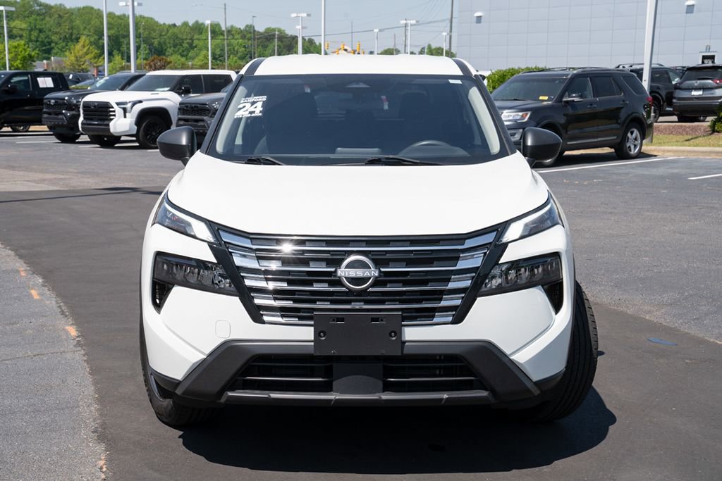 Used 2024 Nissan Rogue S AWD/4WD image 2