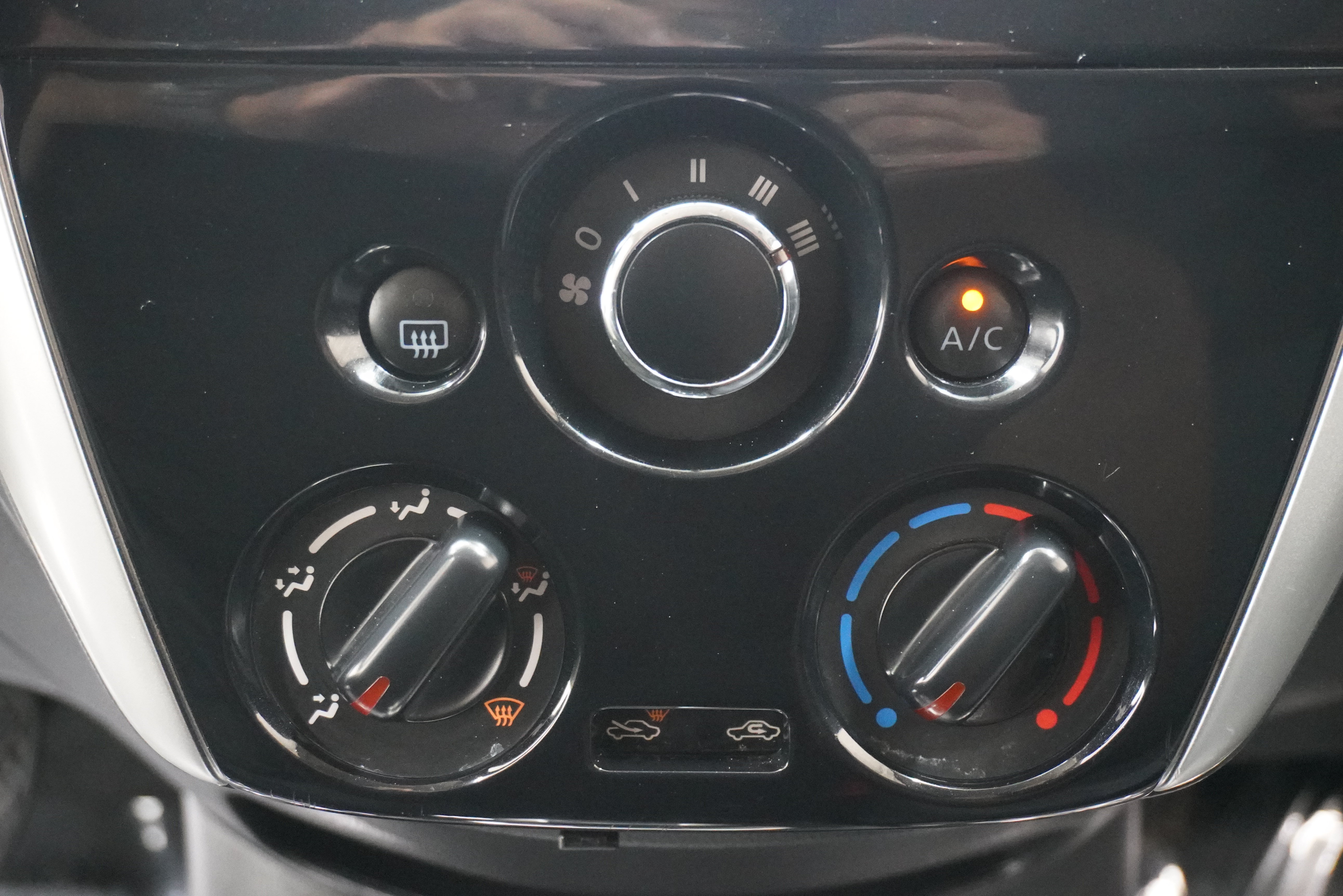 Used 2015 Nissan Versa Note SV FWD image 18
