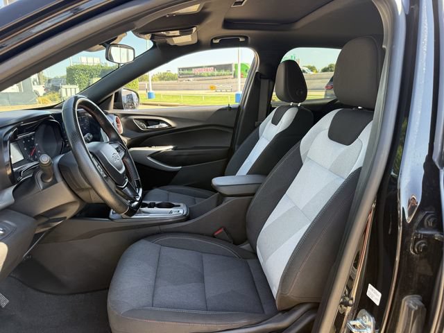 Certified 2025 Chevrolet Trax RS w/ Sunroof Package FWD image 27