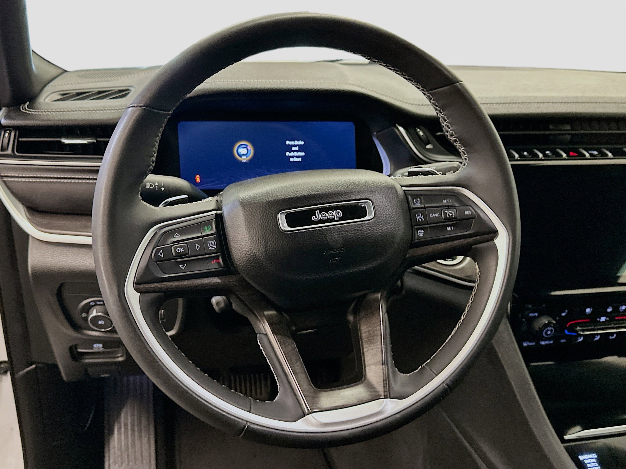 Used 2024 Jeep Grand Cherokee L Limited w/ Luxury Tech Group II image 18