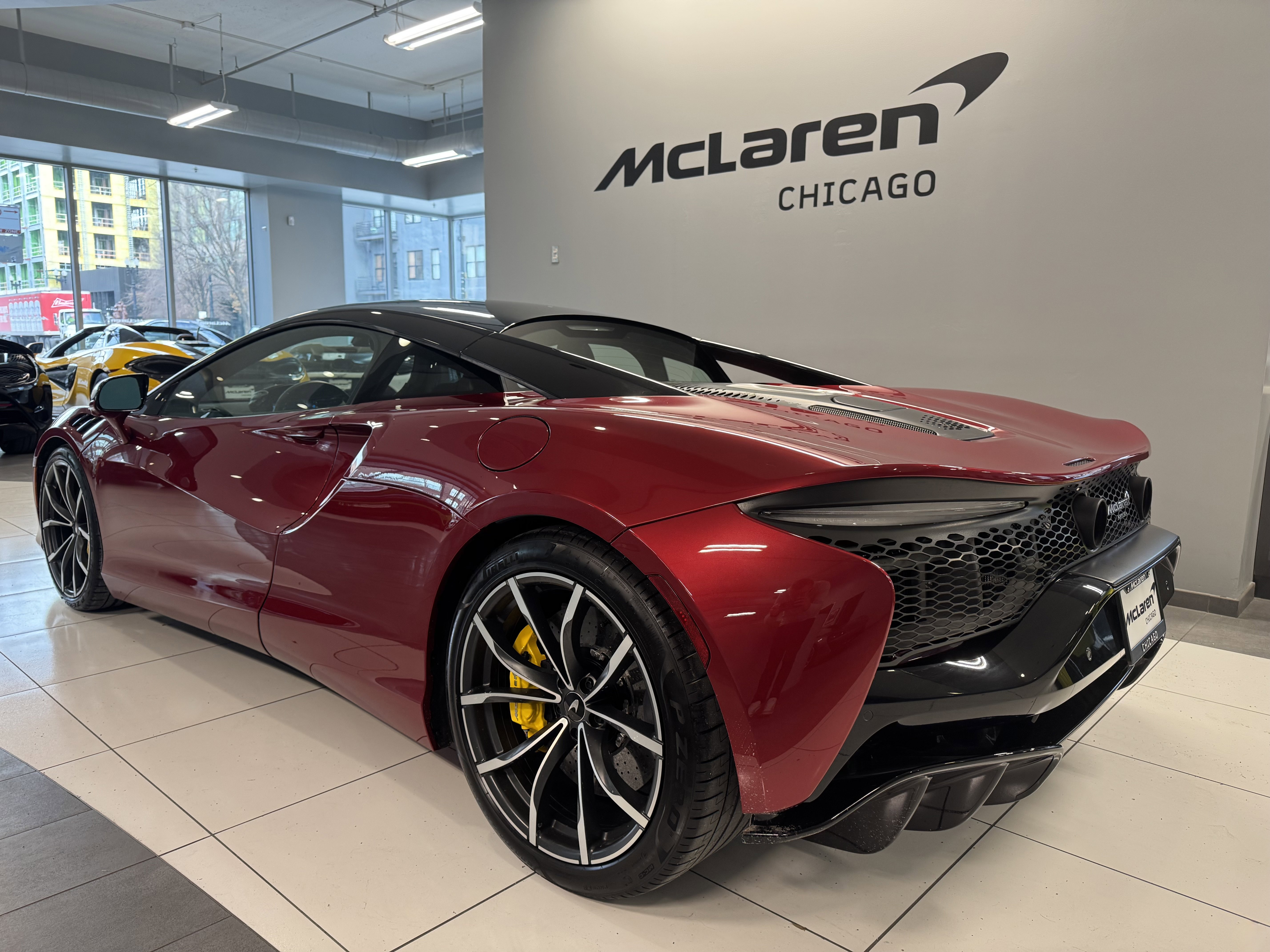 Used 2023 McLaren Artura image 3