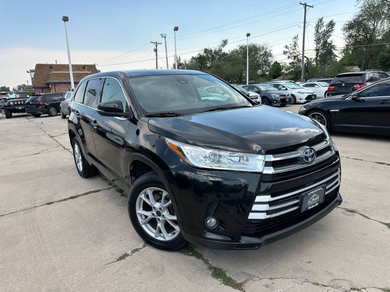 Used 2017 Toyota Highlander LE FWD image 1