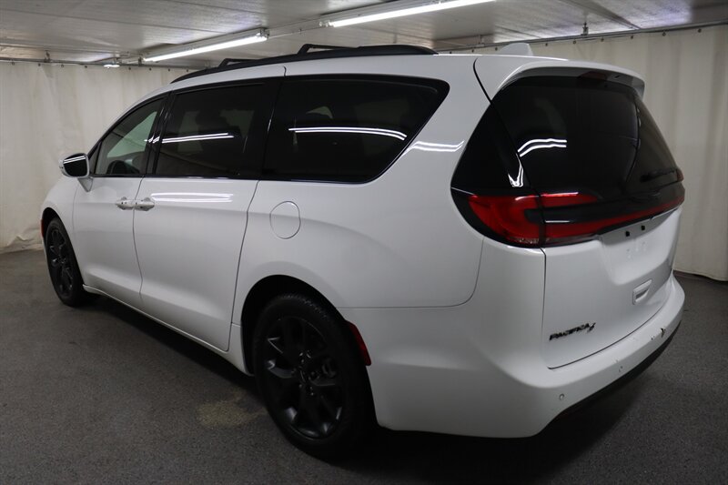 Used 2021 Chrysler Pacifica Touring-L w/ Uconnect Theater Family Group FWD image 4