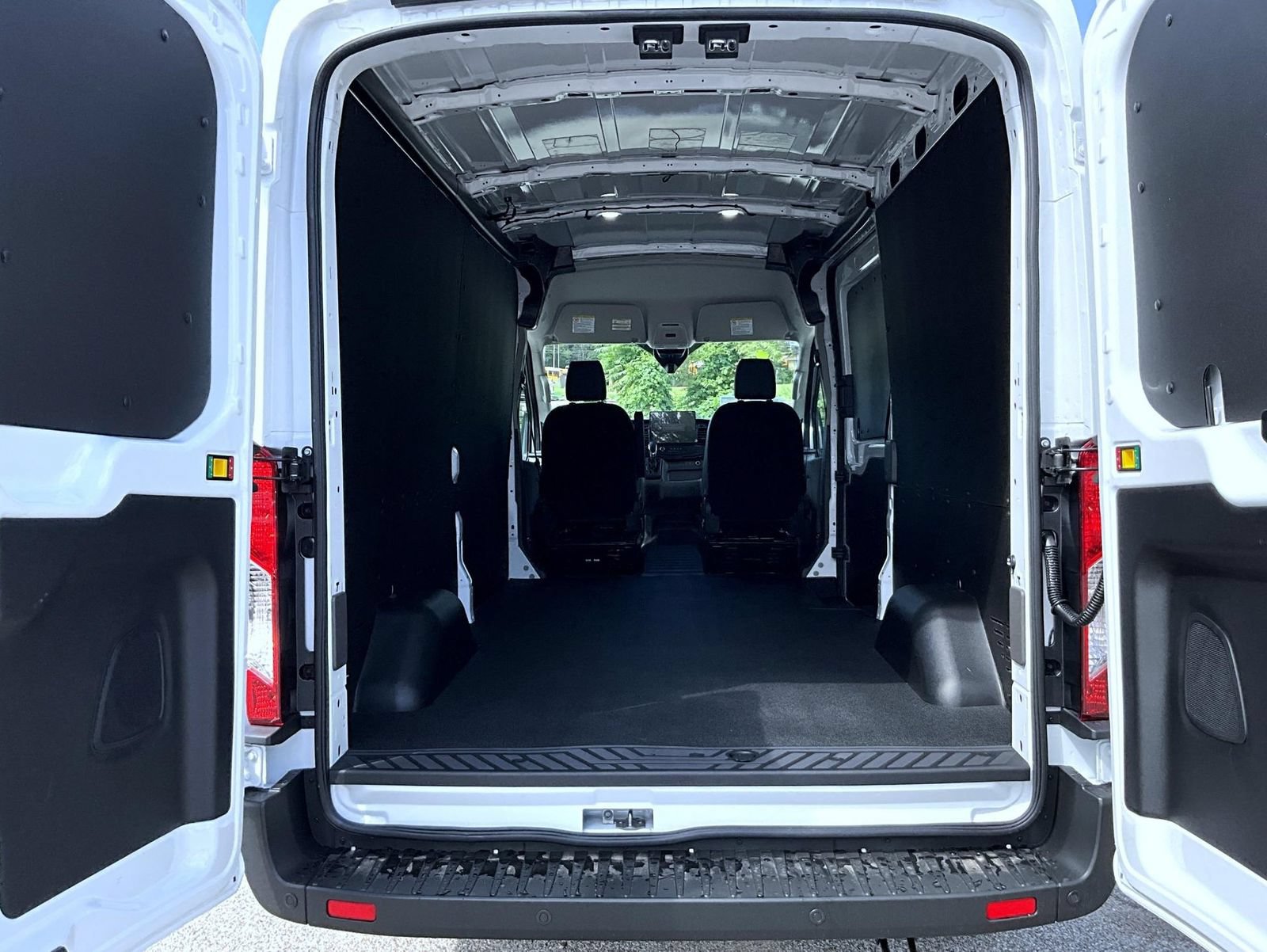 New 2027 Ford Transit 250 148 Medium Roof w/ Load Area Protection Package RWD image 9