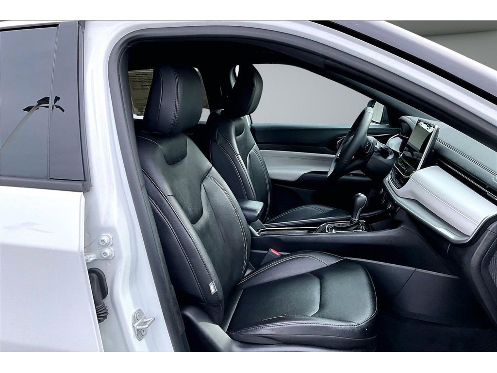 Certified 2025 Jeep Compass Limited w/ Sun & Sound Group AWD/4WD image 9
