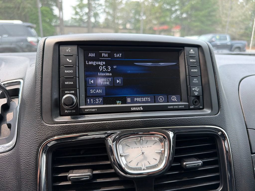 Used 2013 Chrysler Town & Country Touring FWD image 10