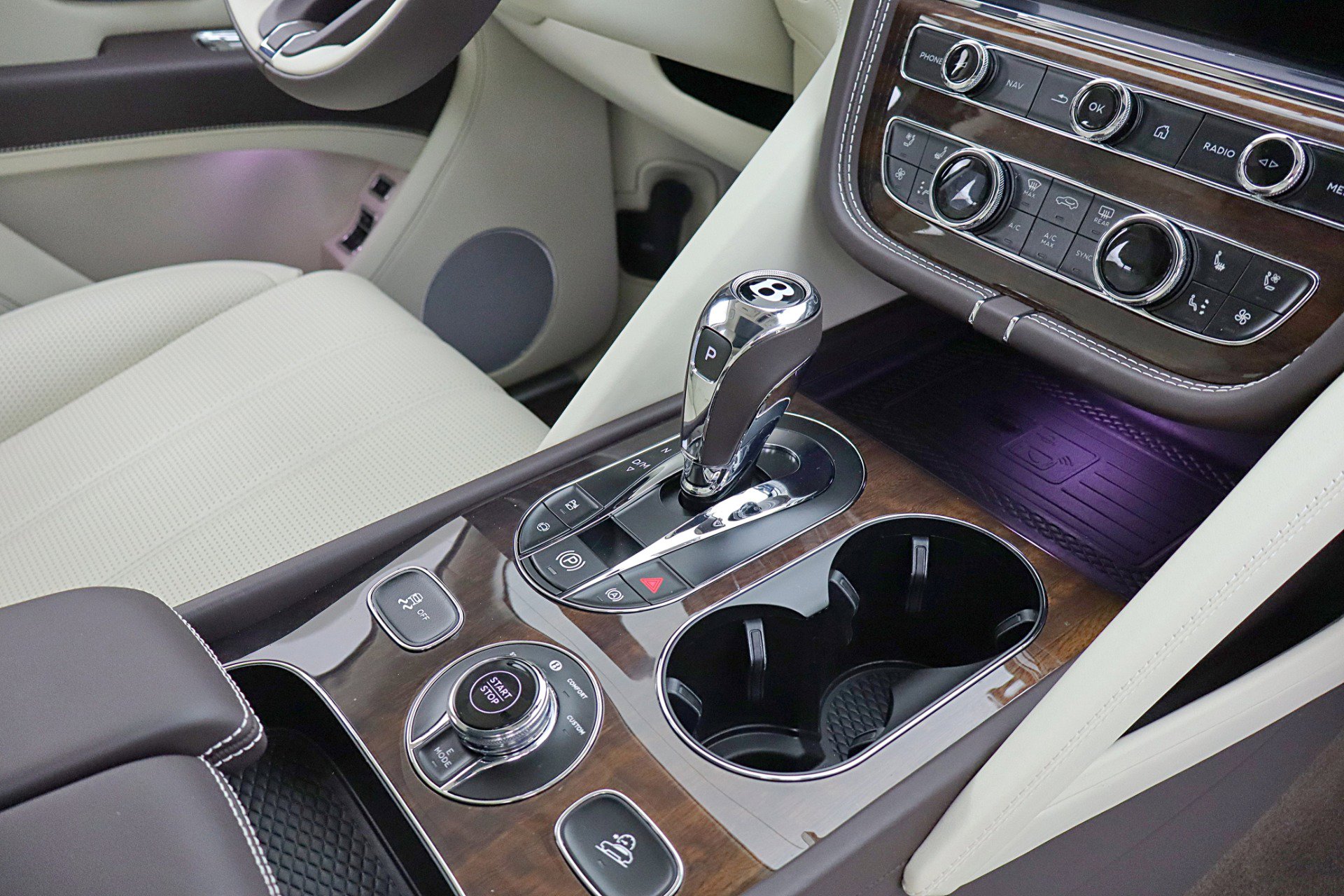 Used 2024 Bentley Bentayga Plug-In Hybrid image 31