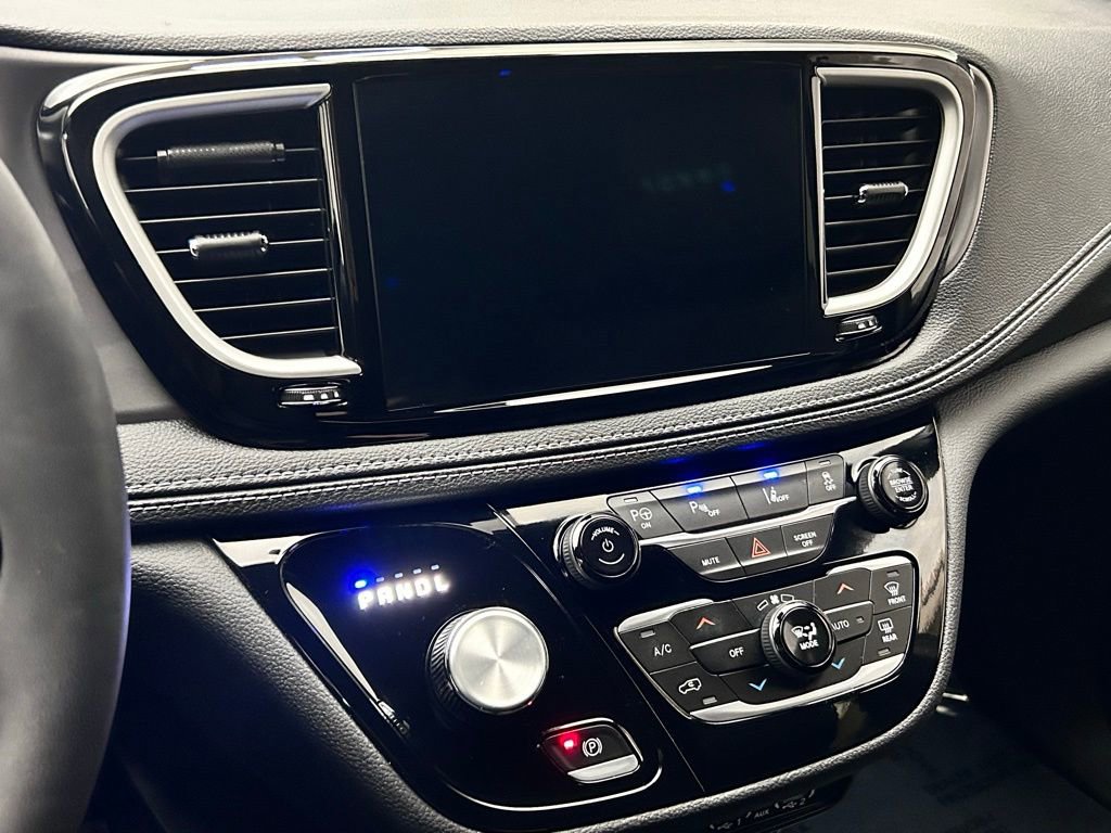 Used 2025 Chrysler Pacifica Select image 22