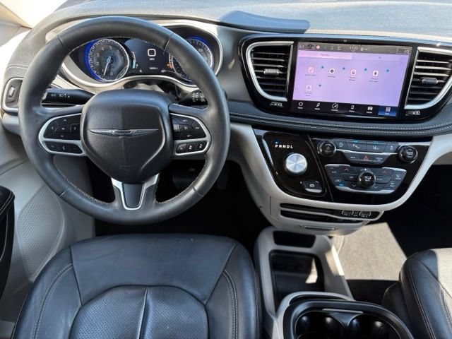Used 2022 Chrysler Pacifica Touring-L FWD image 3