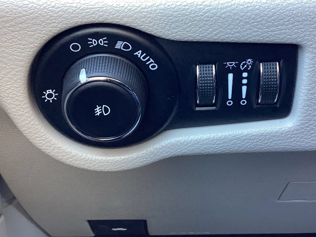 Used 2024 Chrysler Pacifica Touring-L FWD image 27