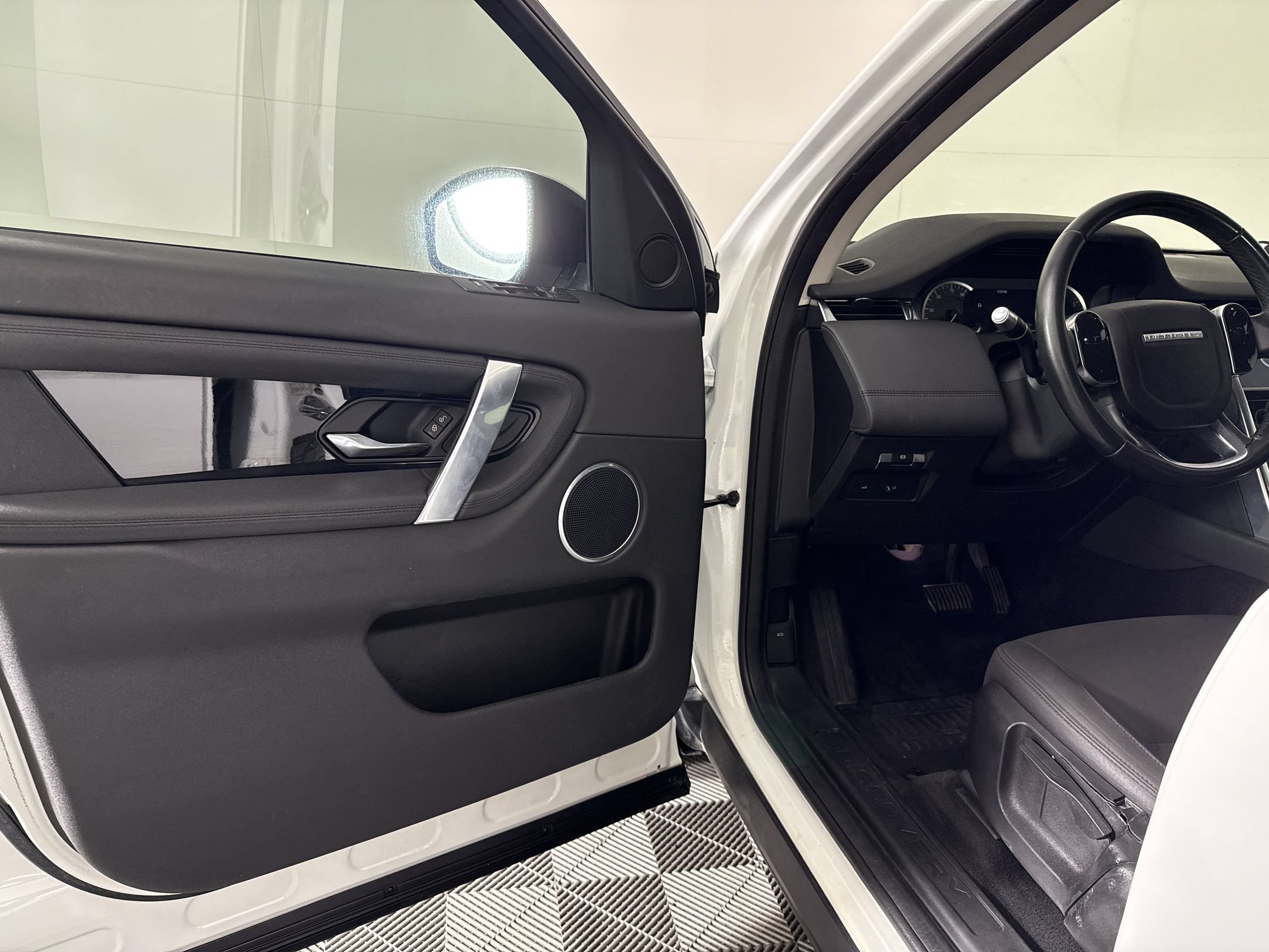 Used 2020 Land Rover Discovery Sport AWD/4WD image 5